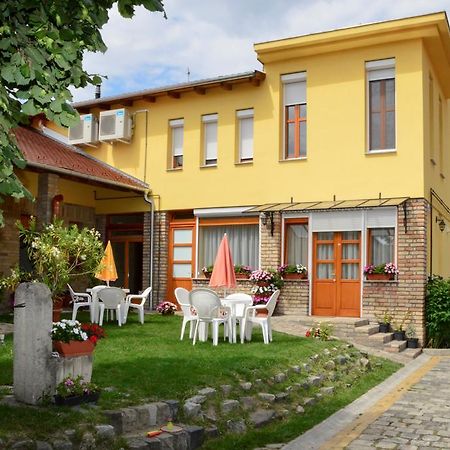 Mediterrán Vendégház Kecskemét Esterno foto