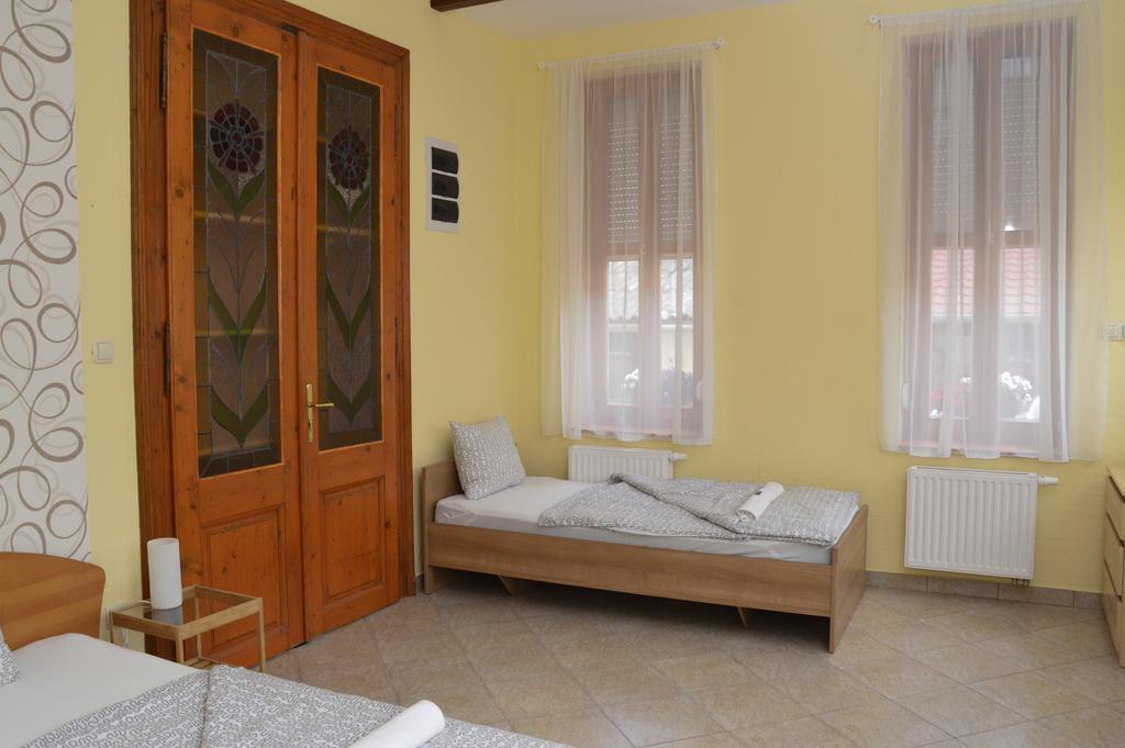 Mediterrán Vendégház Kecskemét Esterno foto