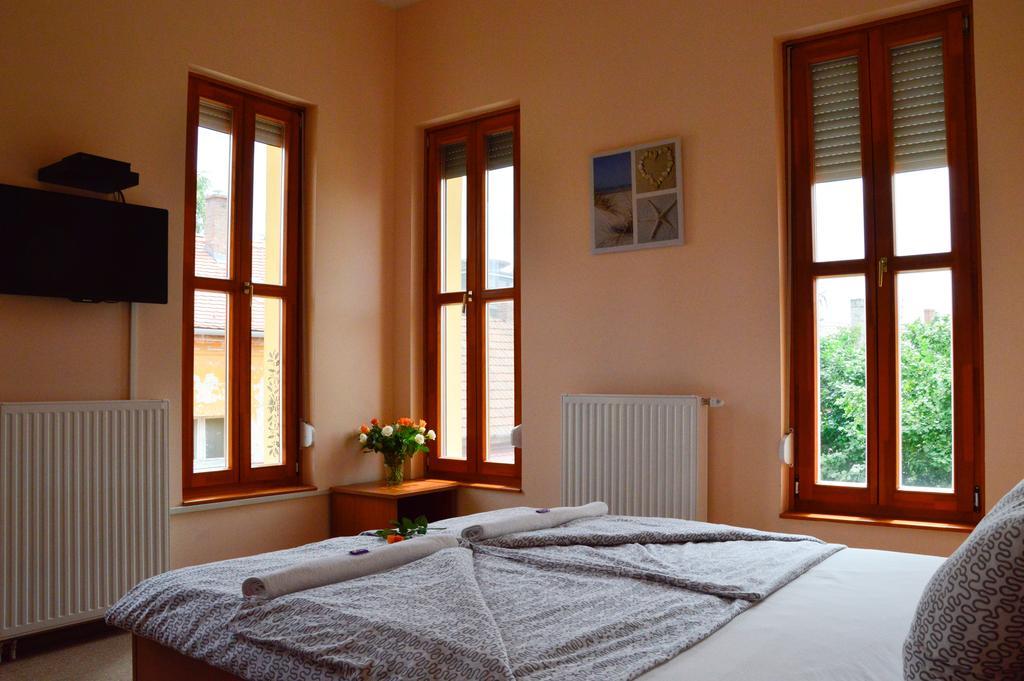 Mediterrán Vendégház Kecskemét Esterno foto