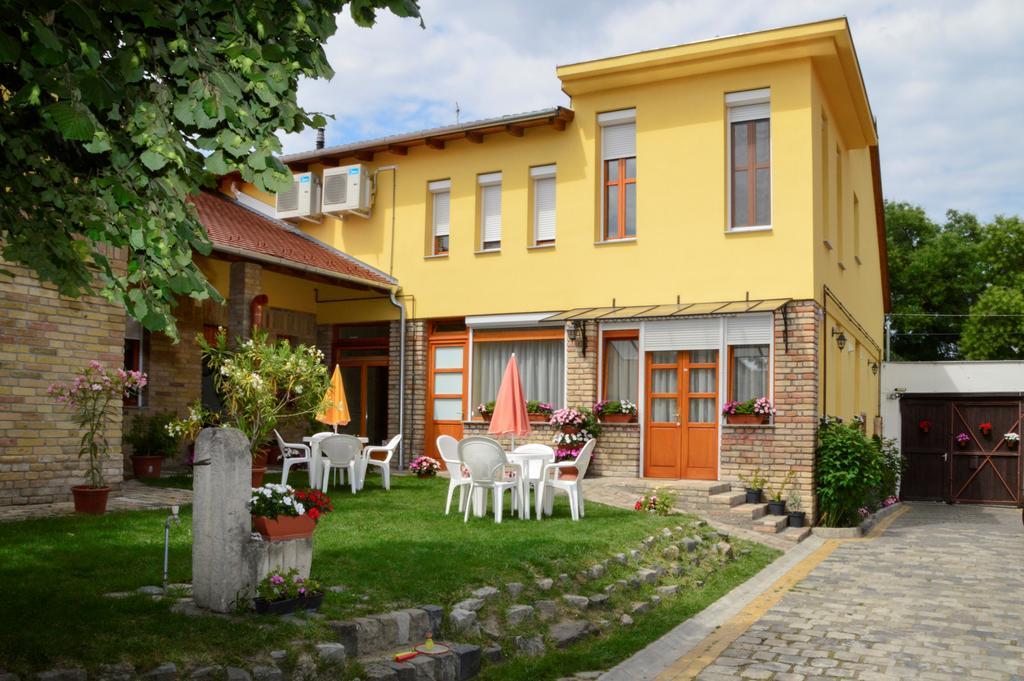 Mediterrán Vendégház Kecskemét Esterno foto