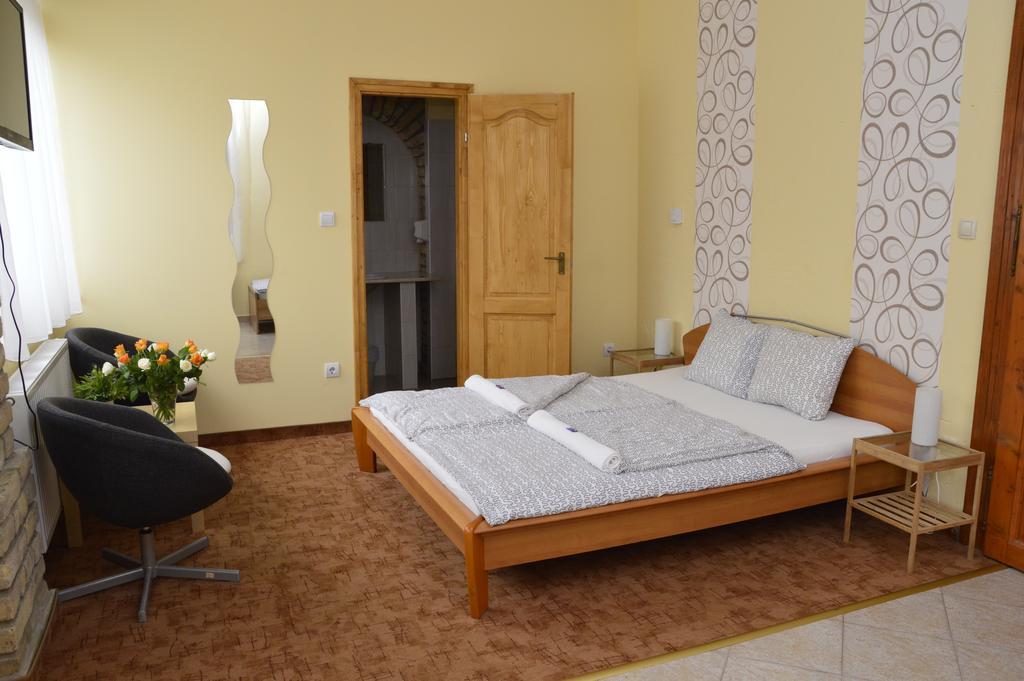Mediterrán Vendégház Kecskemét Esterno foto