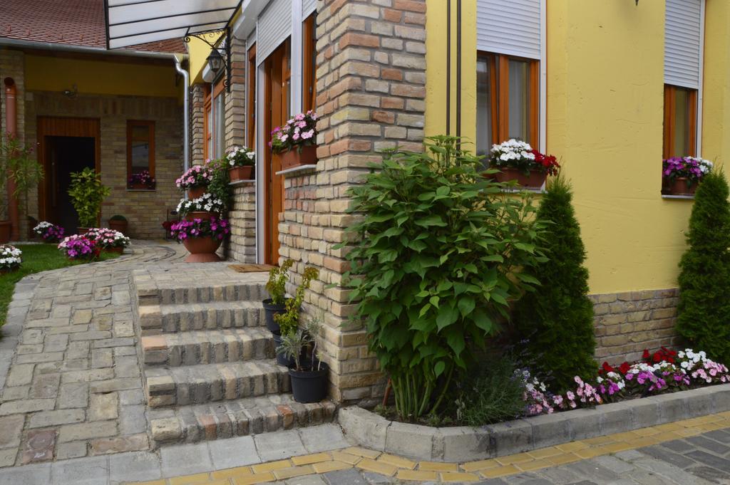 Mediterrán Vendégház Kecskemét Esterno foto