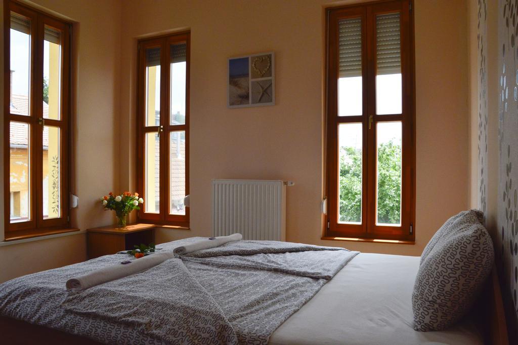 Mediterrán Vendégház Kecskemét Esterno foto